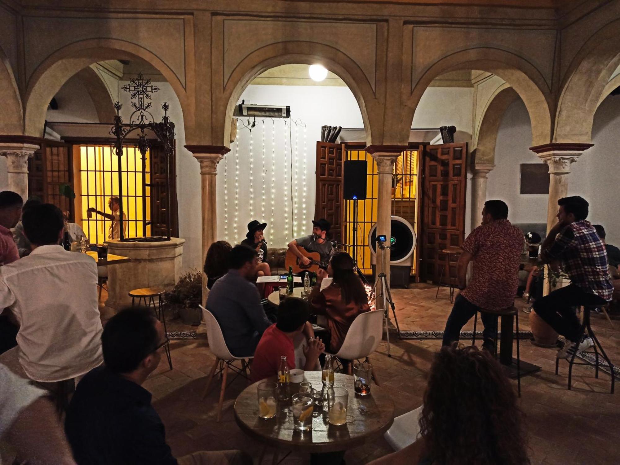 קרמונה Hostal Cafe Frenteabastos מראה חיצוני תמונה