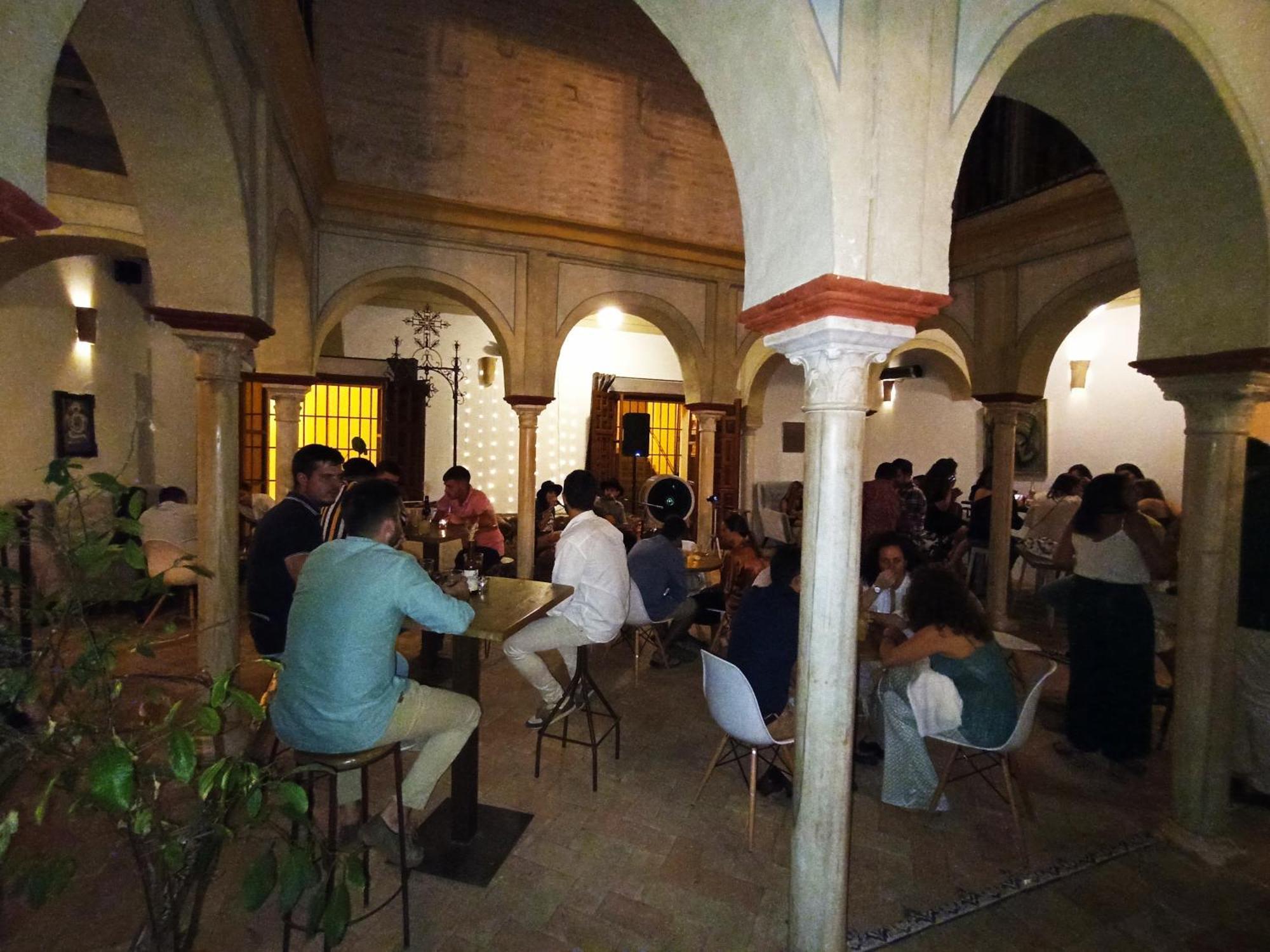 קרמונה Hostal Cafe Frenteabastos מראה חיצוני תמונה